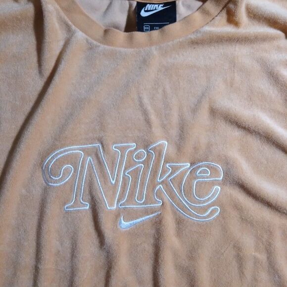 Nike Logo Velveteen Cropped Crewneck Sweatshirt - Picture 4 of 9